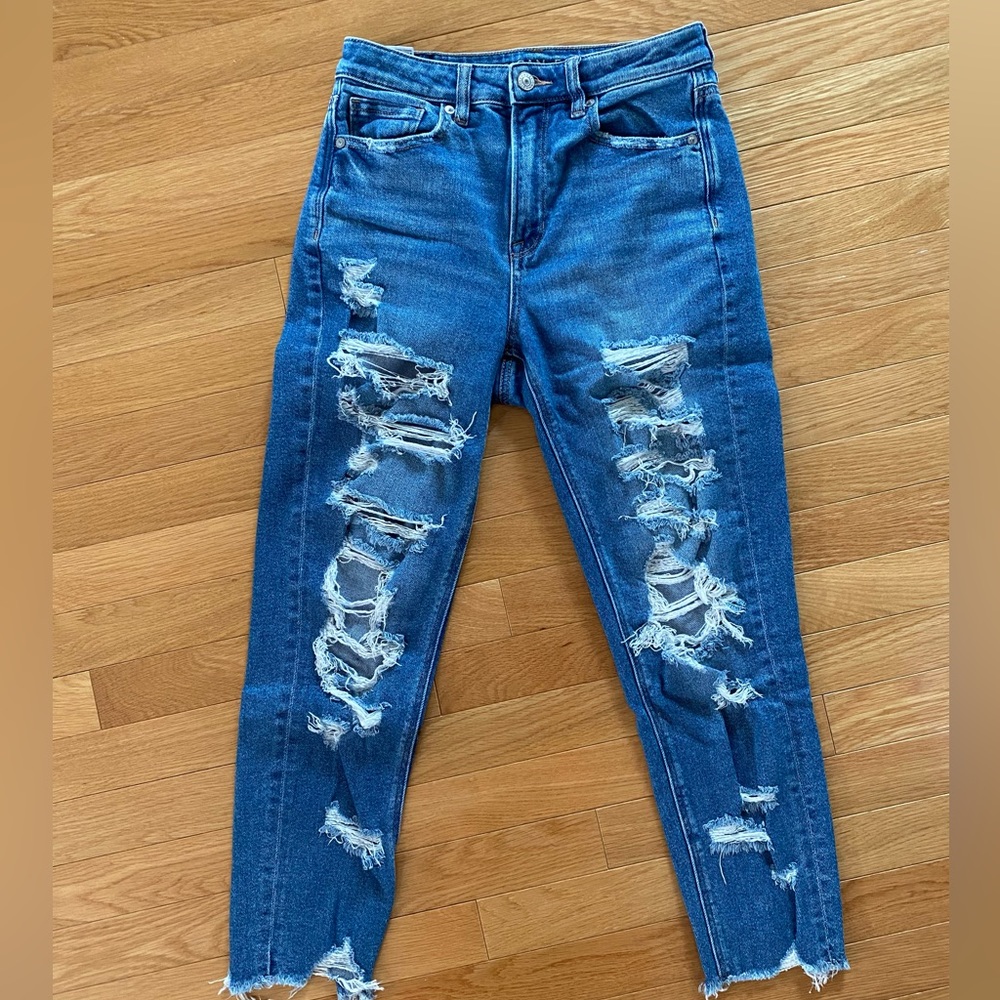 Distressed boyfriend jean